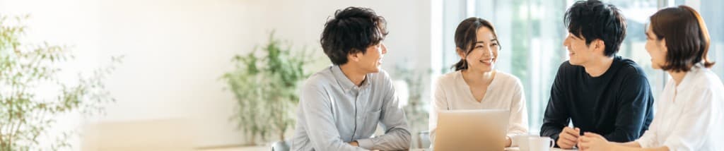 オフィスで協力して働くスタッフの様子